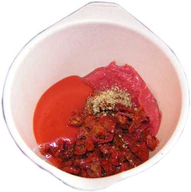 mi�so wo�owe mielone, sok poindorowy, oregano, pomidory suszone w oleju s�onecznikowym, plastikowa miska